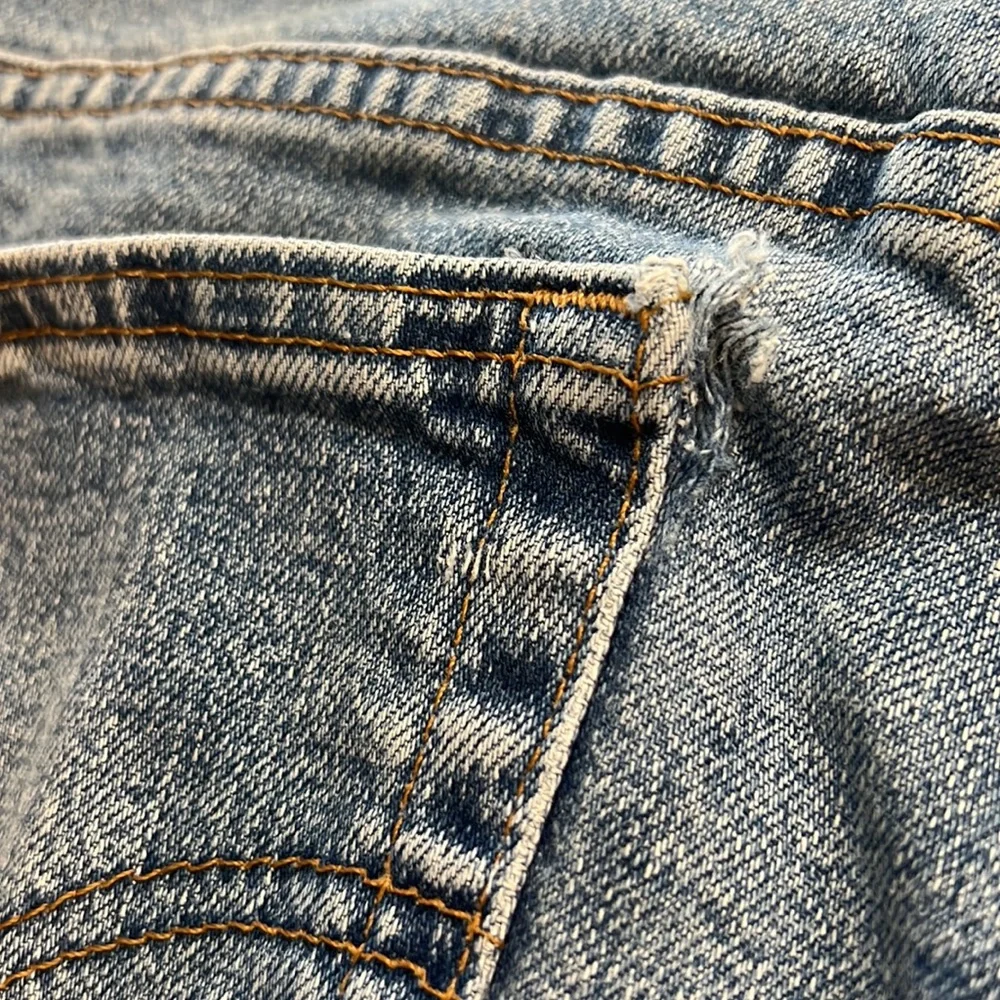 - Vintage Levis mom jeans high waist.